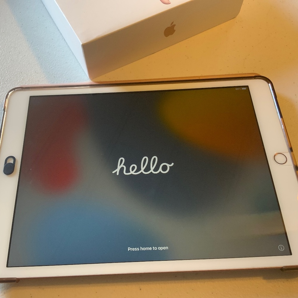 Apple IPad 7th Gen, 128gb, Wi-Fi Pink Gold fully working